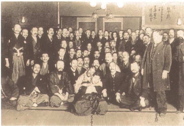 2-8、照片：孫中山在東京松本樓與日本“日華同志懇親會(huì)”的會(huì)員會(huì)晤并合影.jpg