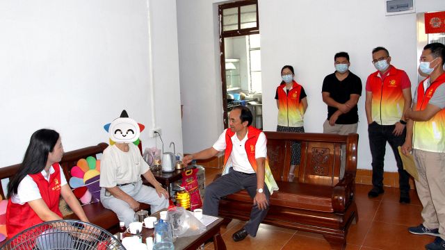 210929-【黨建+公益】彰顯體彩責(zé)任擔(dān)當(dāng) 貼心慰問(wèn)送溫暖 中山體彩國(guó)慶節(jié)前慰問(wèn)幫扶夏洋社區(qū)困難群