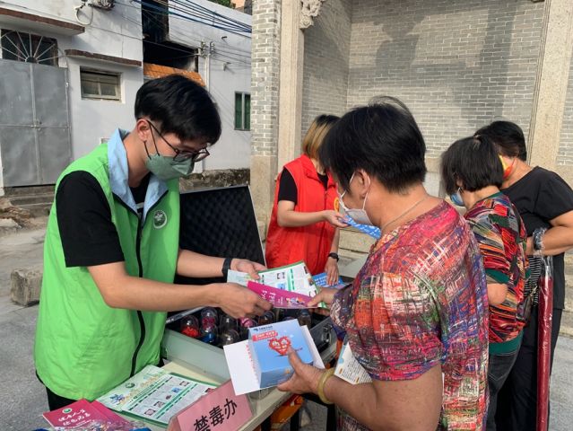 三鄉(xiāng)鎮(zhèn)開展“宣傳禁毒進(jìn)小家，‘無毒’社區(qū)靠大家”活動(dòng)照片3.jpg